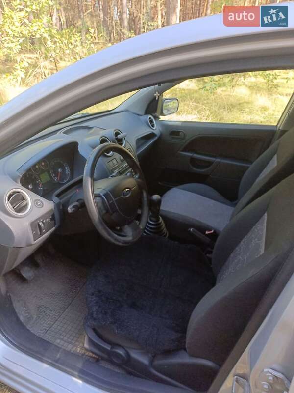 Хэтчбек Ford Fiesta 2006 в Шептицькому