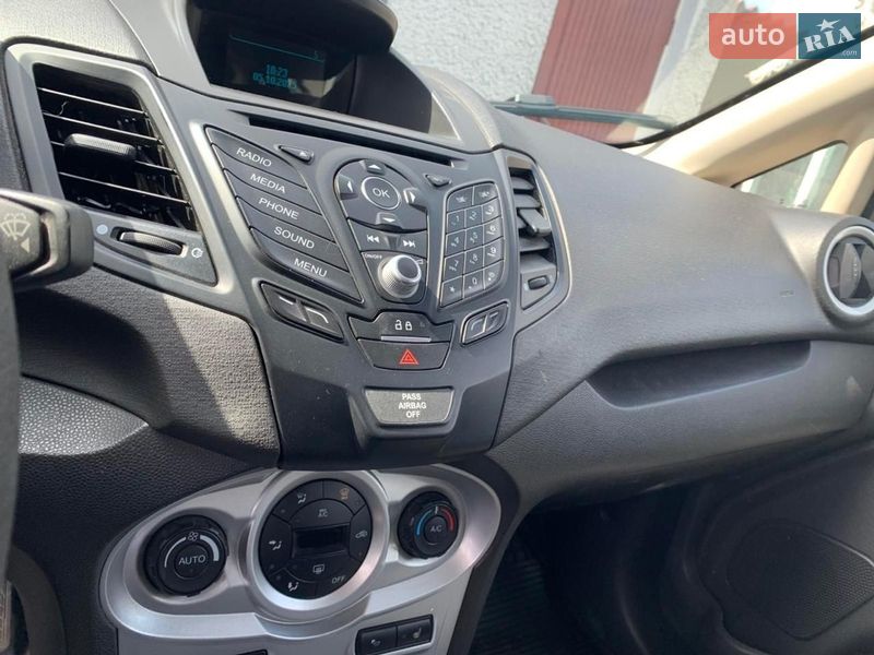 Хетчбек Ford Fiesta 2017 в Чернівцях