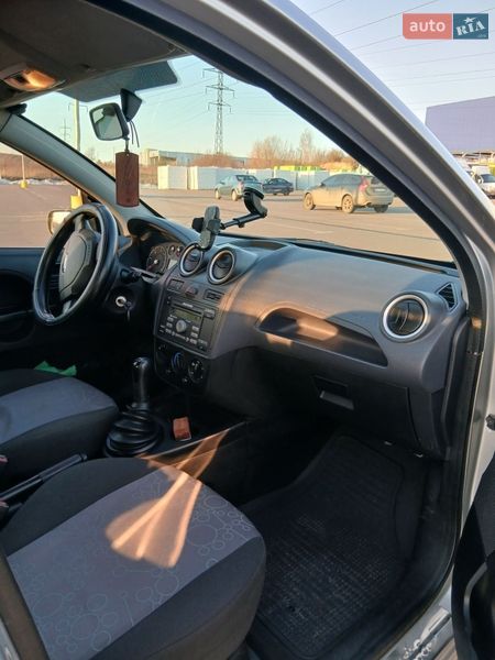 Хэтчбек Ford Fiesta 2006 в Ровно