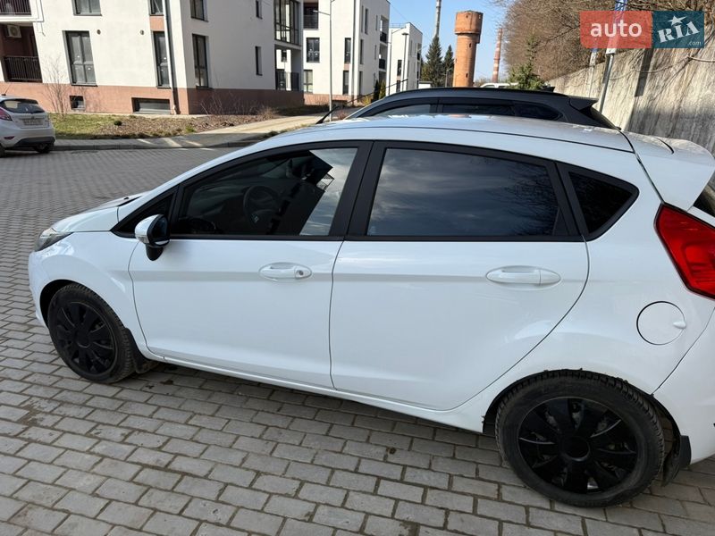 Хетчбек Ford Fiesta 2016 в Львові