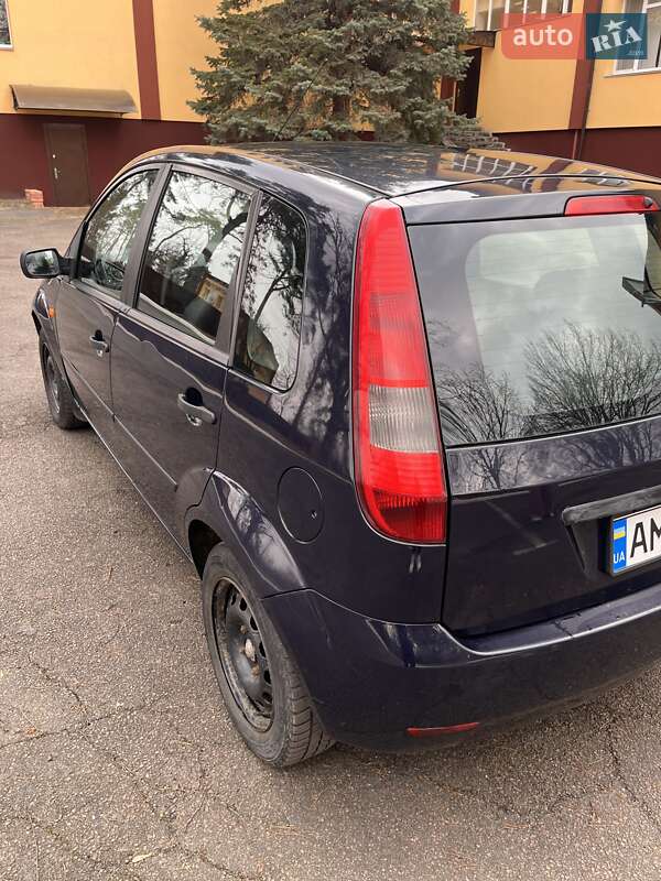 Хэтчбек Ford Fiesta 2004 в Радомышле