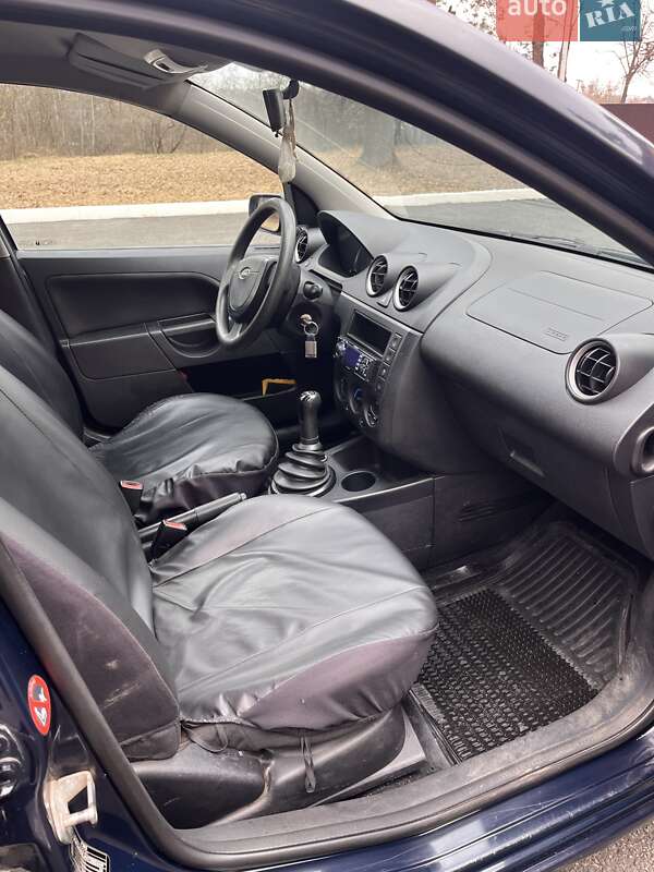 Хэтчбек Ford Fiesta 2004 в Радомышле