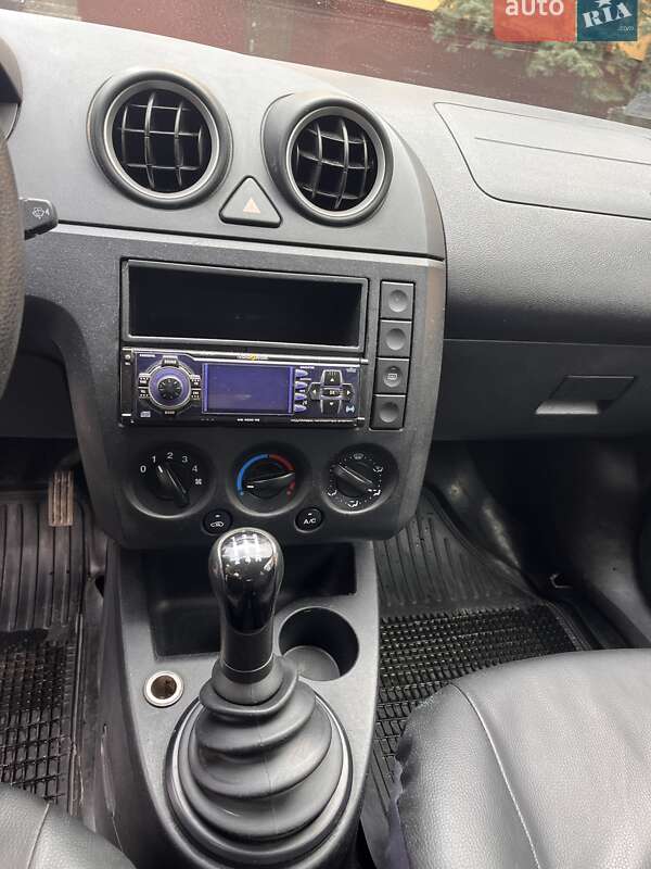 Хэтчбек Ford Fiesta 2004 в Радомышле