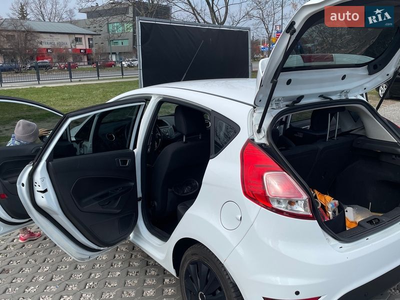 Хетчбек Ford Fiesta 2016 в Києві