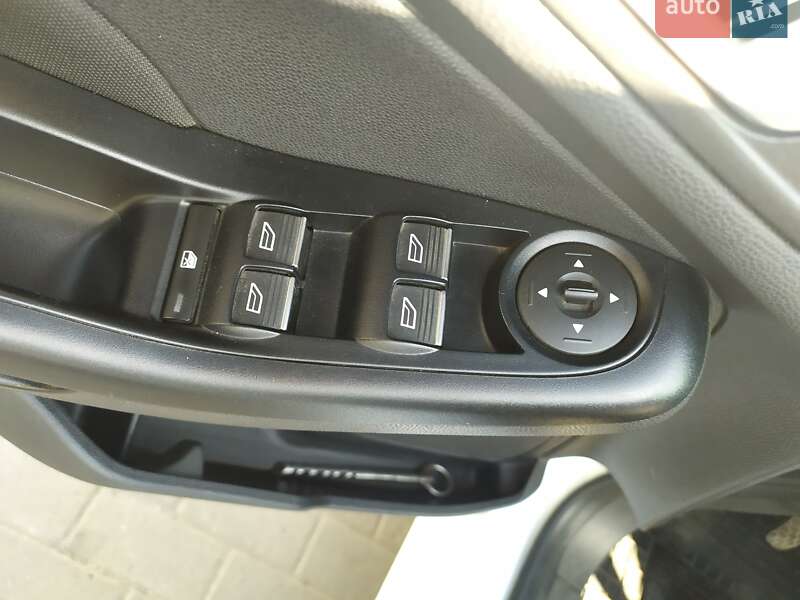 Хетчбек Ford Fiesta 2016 в Чернівцях