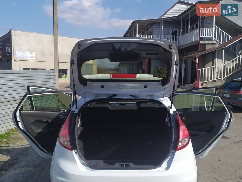 Хетчбек Ford Fiesta 2016 в Чернівцях