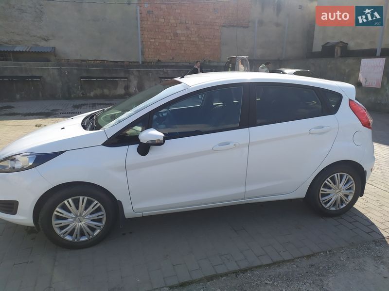 Хетчбек Ford Fiesta 2016 в Чернівцях