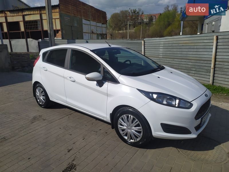 Хетчбек Ford Fiesta 2016 в Чернівцях