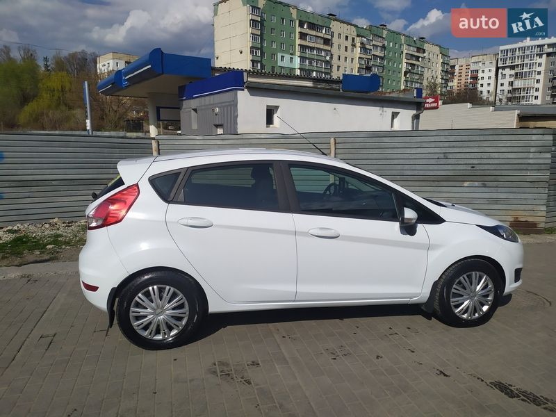 Хетчбек Ford Fiesta 2016 в Чернівцях