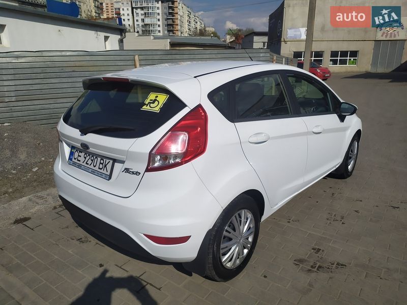 Хетчбек Ford Fiesta 2016 в Чернівцях