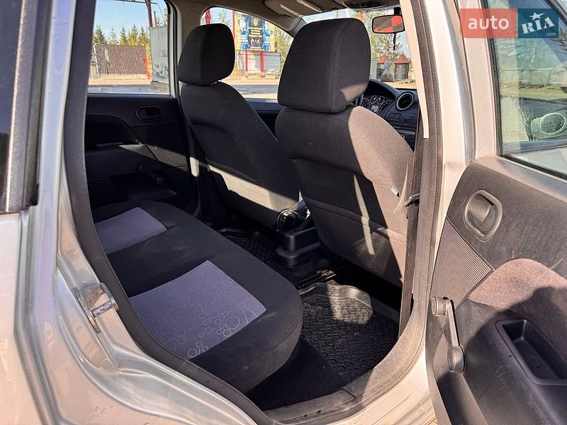 Хэтчбек Ford Fiesta 2006 в Отынии