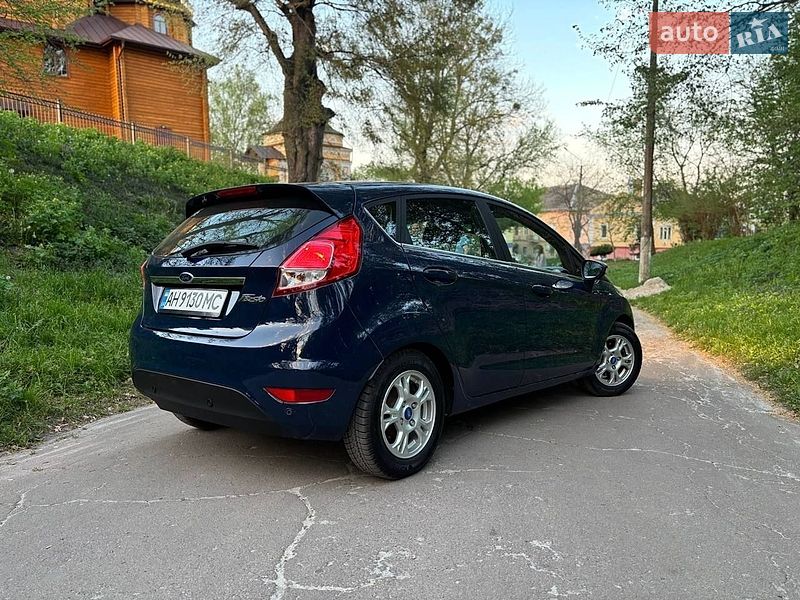 Хэтчбек Ford Fiesta 2014 в Остроге