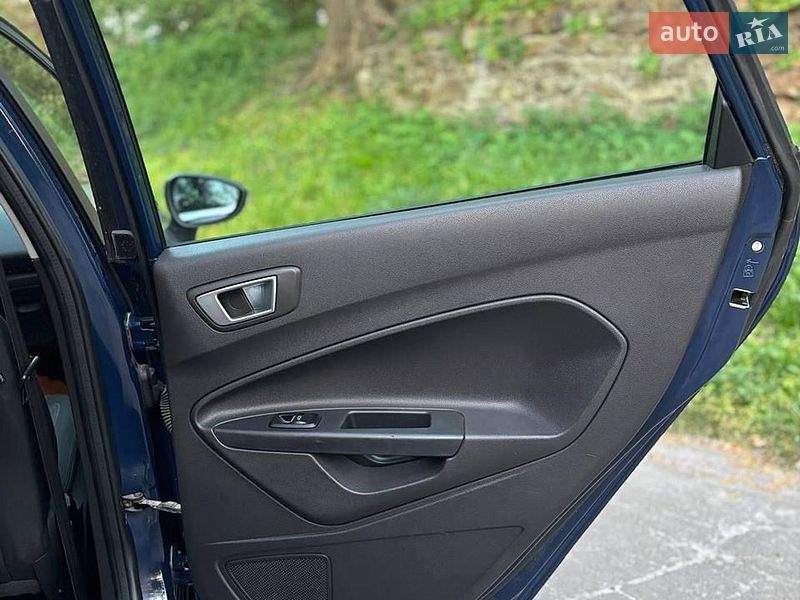 Хэтчбек Ford Fiesta 2014 в Остроге