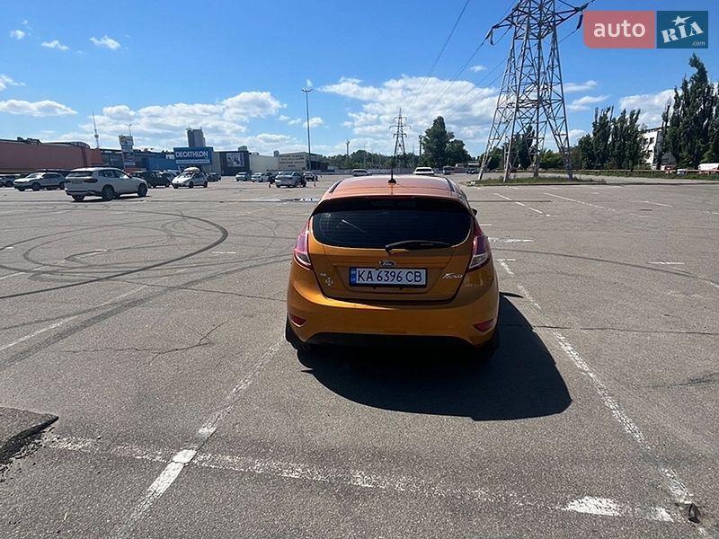 Хетчбек Ford Fiesta 2015 в Києві
