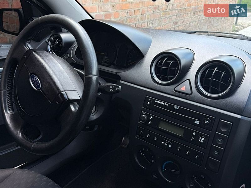 Хетчбек Ford Fiesta 2002 в Нововолинську