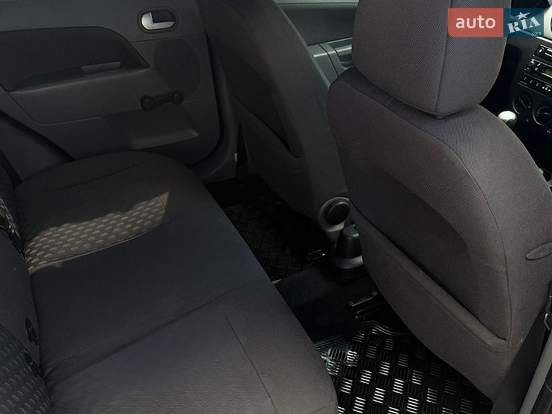 Хетчбек Ford Fiesta 2002 в Нововолинську
