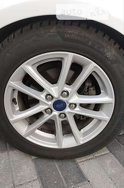 Хетчбек Ford Focus 2015 в 