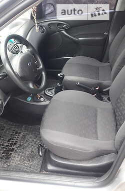 Хэтчбек Ford Focus 2002 в 
