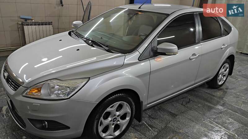 Хэтчбек Ford Focus 2010 в 