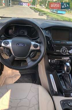 Хэтчбек Ford Focus 2012 в 