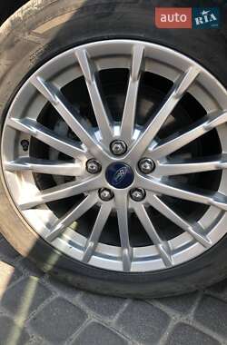 Хэтчбек Ford Focus 2012 в 