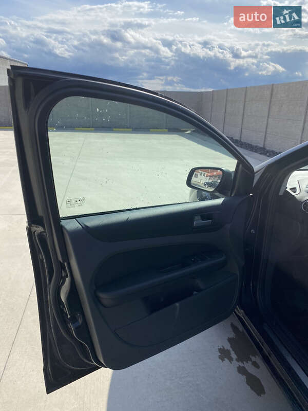 Хэтчбек Ford Focus 2006 в Тячеве