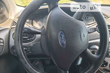 Хэтчбек Ford Focus 2002 в 