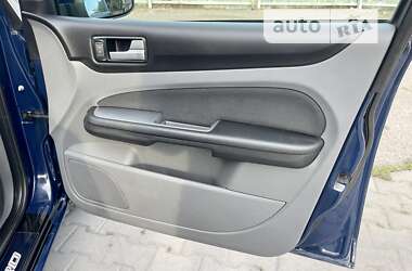 Хэтчбек Ford Focus 2011 в 