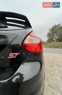 Хэтчбек Ford Focus 2012 в 