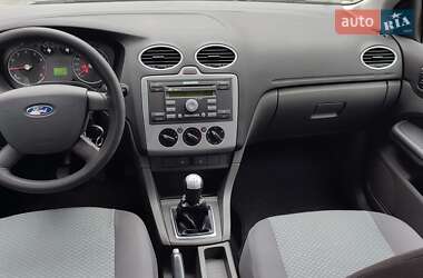 Хэтчбек Ford Focus 2005 в 