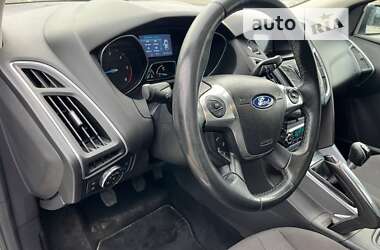Хэтчбек Ford Focus 2011 в 