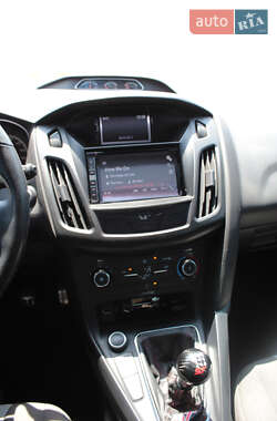 Хэтчбек Ford Focus 2015 в 