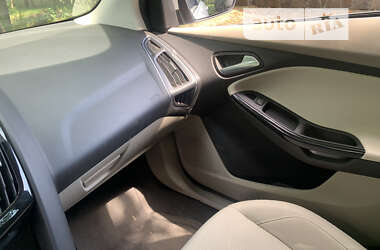 Хэтчбек Ford Focus 2012 в 