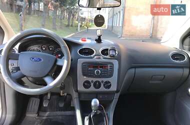 Хэтчбек Ford Focus 2011 в 