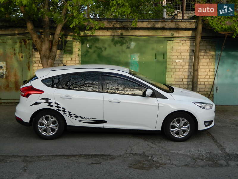 Хэтчбек Ford Focus 2015 в 