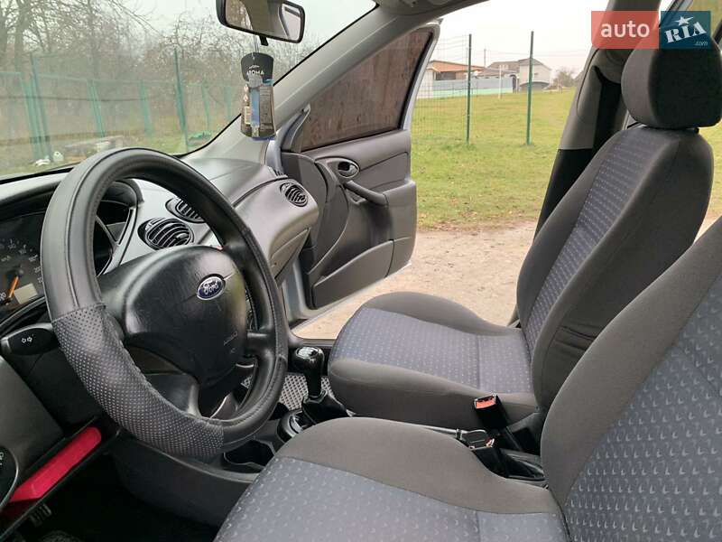 Хэтчбек Ford Focus 2004 в Теофиполе