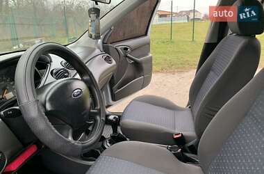 Хэтчбек Ford Focus 2004 в 