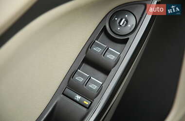 Хэтчбек Ford Focus 2012 в 