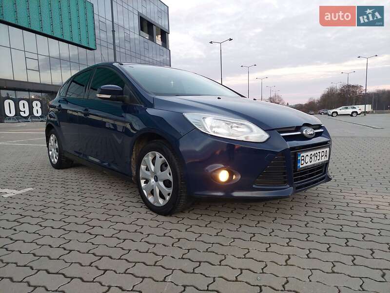 Хетчбек Ford Focus 2012 в 