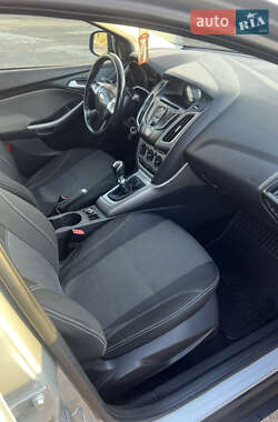Хэтчбек Ford Focus 2011 в 