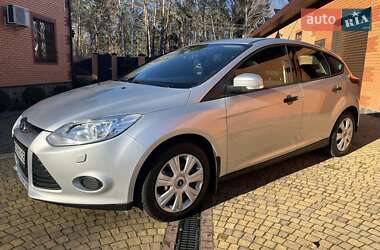Хэтчбек Ford Focus 2011 в 