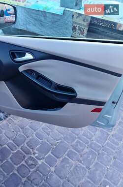 Хэтчбек Ford Focus 2012 в 
