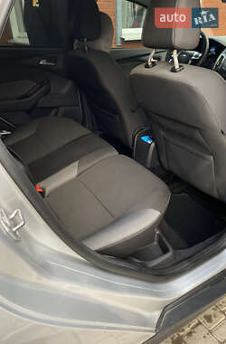 Хэтчбек Ford Focus 2011 в 