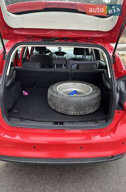 Хэтчбек Ford Focus 2012 в 