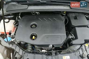 Хэтчбек Ford Focus 2011 в 