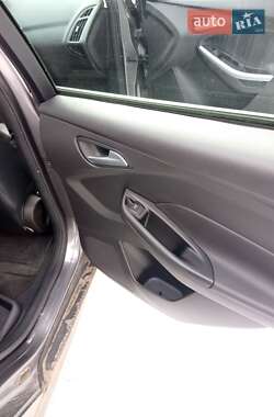 Хэтчбек Ford Focus 2012 в 