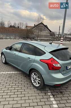 Хэтчбек Ford Focus 2012 в 