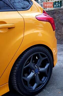 Хэтчбек Ford Focus 2013 в 