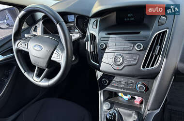 Хэтчбек Ford Focus 2015 в 