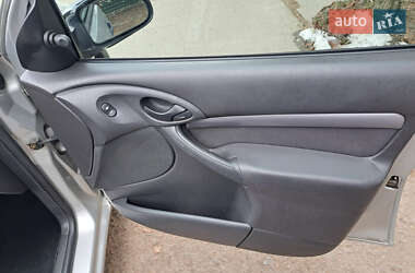 Хэтчбек Ford Focus 2001 в 